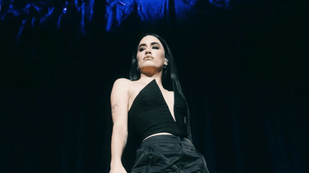 Look gótico: así cantó Lali Espósito con Dillom