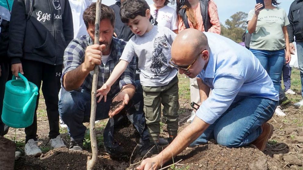Emotivo: Abel Pintos plantó árboles junto a su hijo por el Día de la Primavera