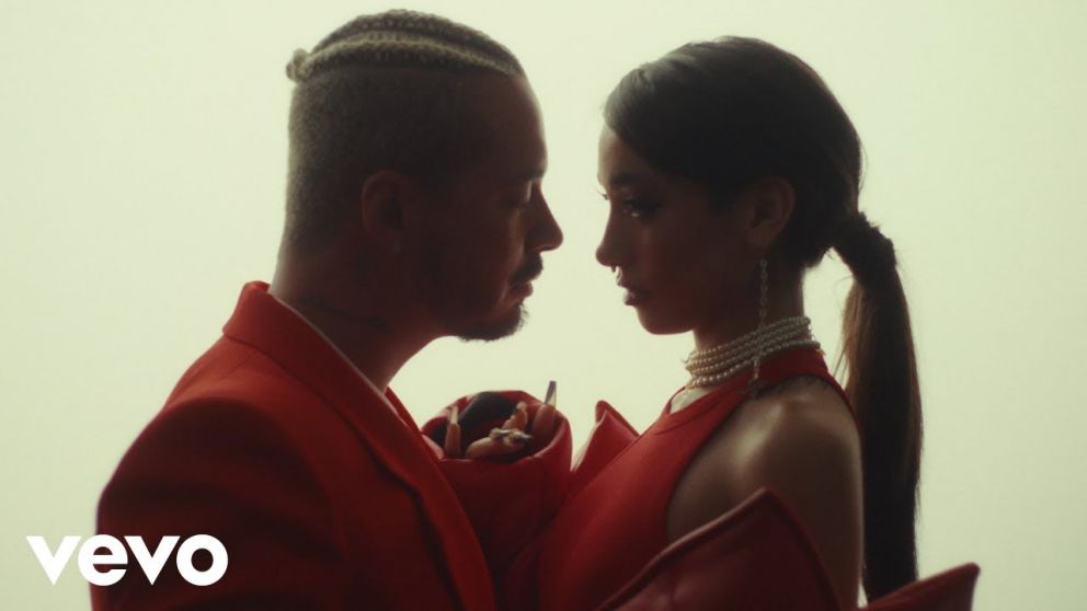 J Balvin y María Becerra brillan con "¿Qué Más Pues?": un duelo entre orgullo y seducción