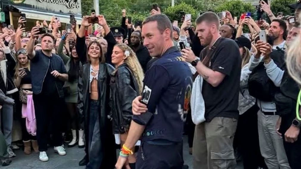"We pray": sali� el video de Tini Stoessel con Coldplay