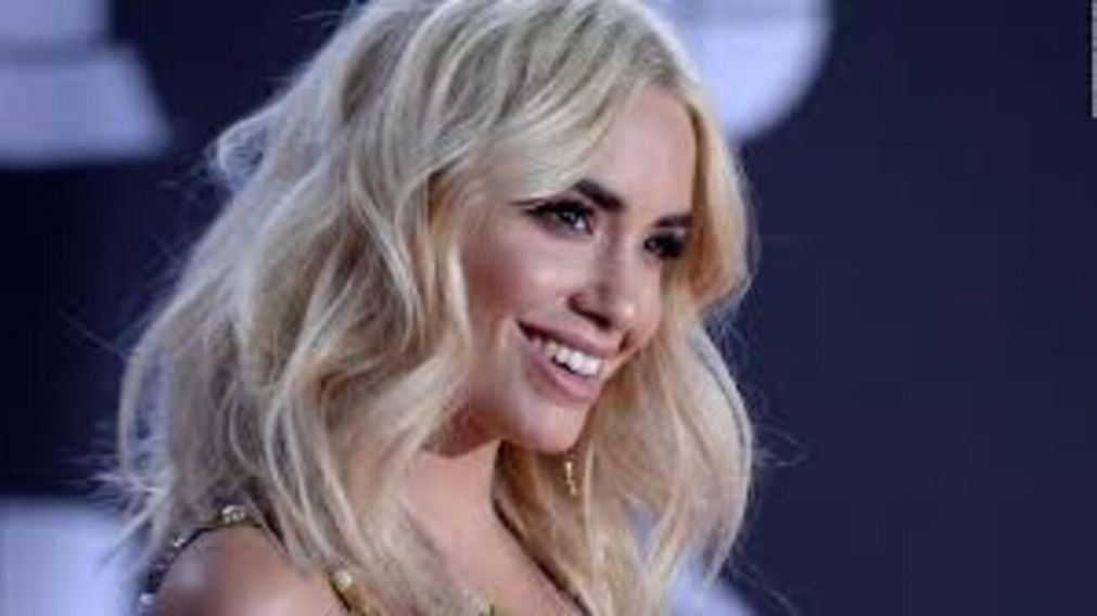 "De rodillas y no es pa que me reces": la sensual producción de fotos de Lali Espósito