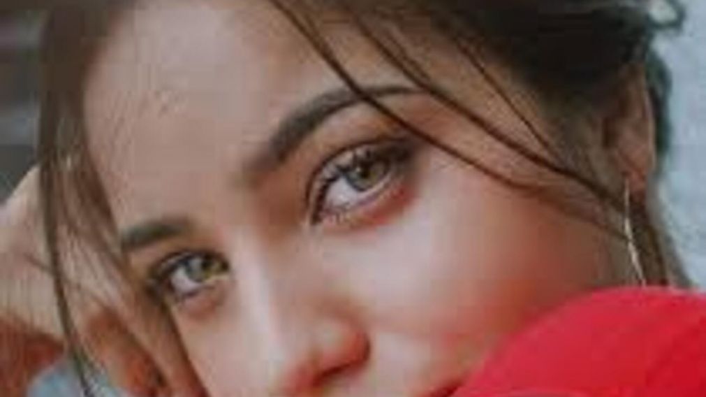 Emilia Mernes se divierte en su ba�o al ritmo de una m�quina