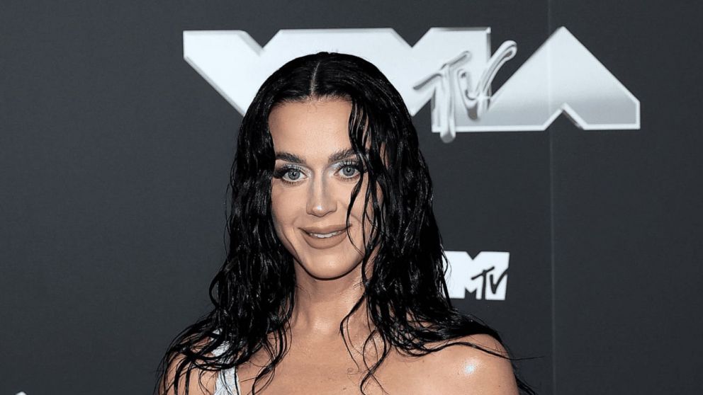 Katy Perry presentó su nueva canción en los MTV Video Music Awards, con la colaboración especial de Doechii