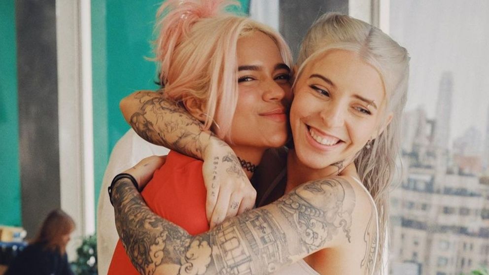 Young Miko y el objeto que la une a Karol G