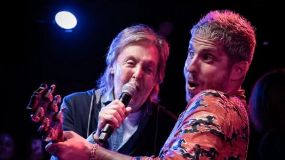 Paul McCartney subió de sorpresa a un escenario y cantó éxitos de The Beatles