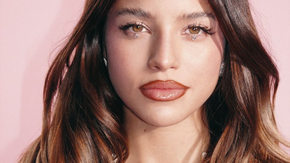 La reacción del abuelo de Emilia Mernes cuando escucha la música de su nieta: "Ahora me ve perreando hasta el suelo"