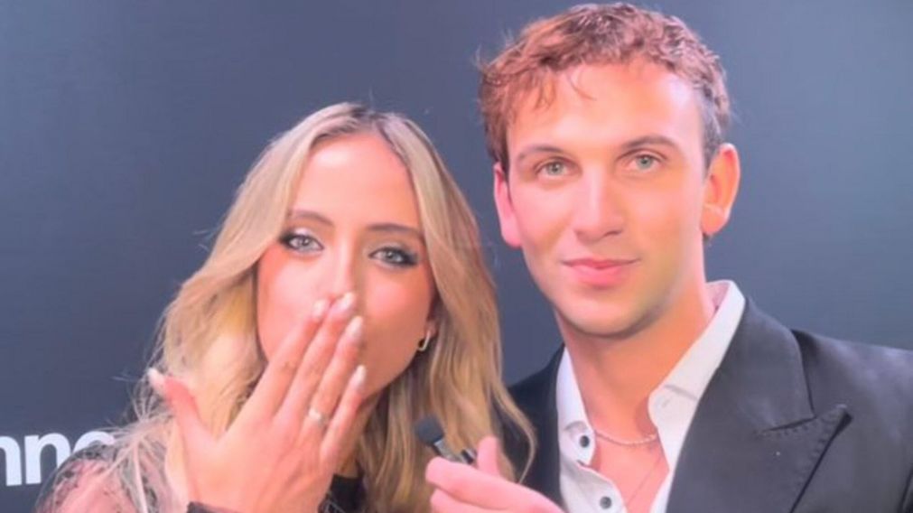 Bautista Mascia y Denisse Gonz�lez PROTAGONISTAS de la GOLDEN CARPET de los Premios �dolo Argentina 2024