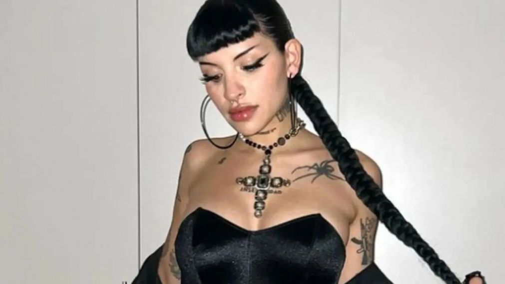 Cazzu reapareció tras su separación de Christian Nodal con una emotiva interpretación de Selena