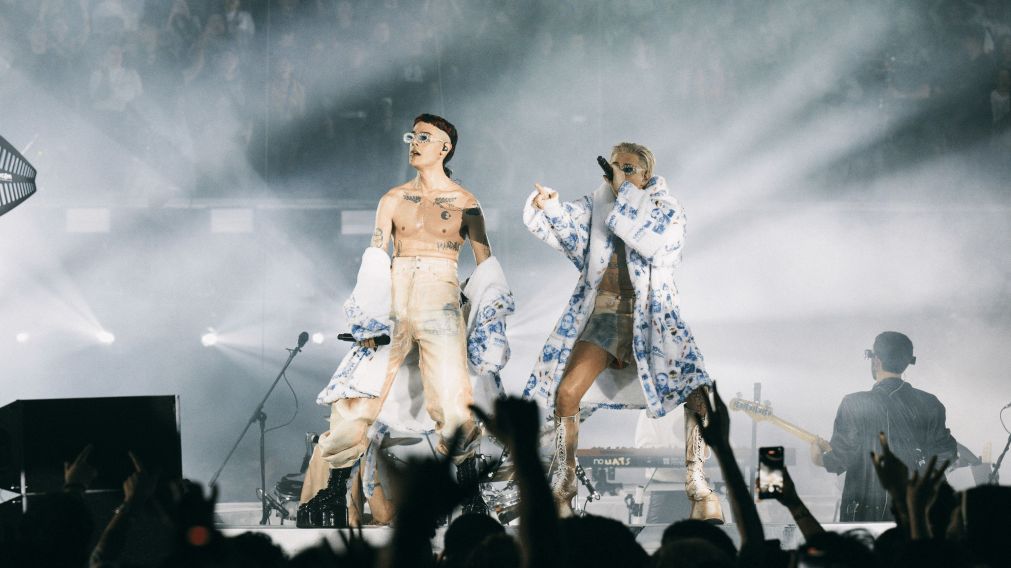 Con Lali y Wanda Nara de invitadas, CA7RIEL & Paco Amoroso presentaron Ba�o Mar�a en vivo