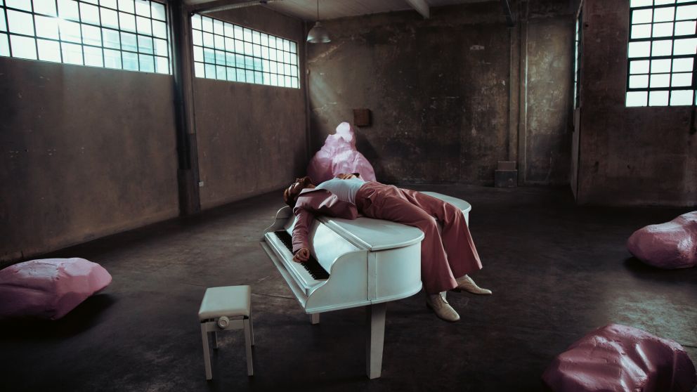 Ruggero lanza su nuevo single "Mil Kilos de Cemento"