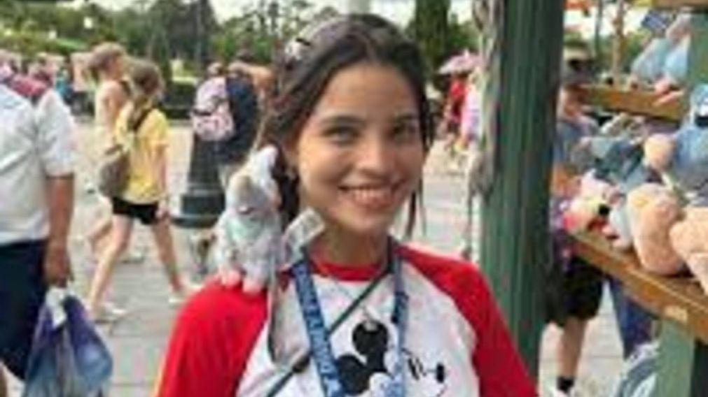 Emilia Mernes tuvo un problema fashion en Disney