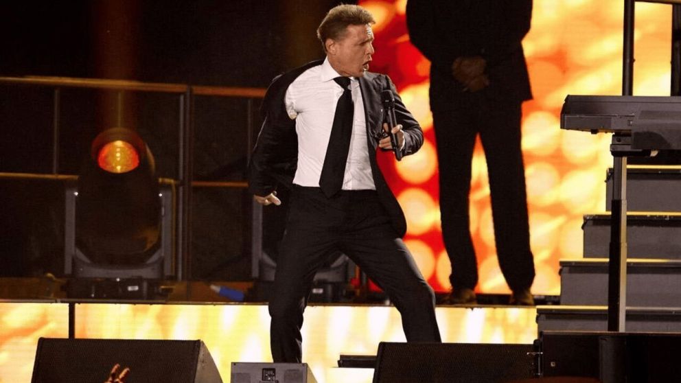 Luis Miguel celebró su triunfo frente a Karol G y Bad Bunny