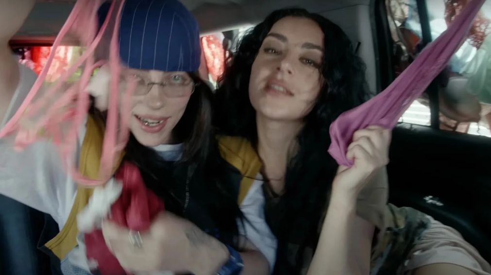Billie Eilish se une a Charli XCX en el remix de Guess