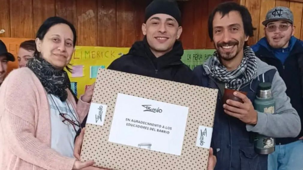 Trueno visitó su escuela primaria y sorprendió a los estudiantes
