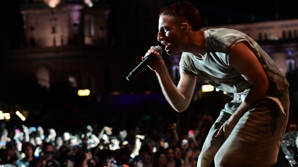 Wos sorprendió en España al invitar a Nicki Nicole al escenario.