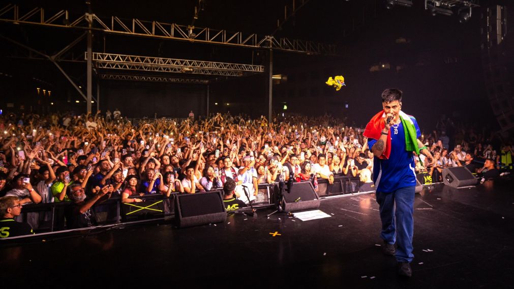 Duki frenó una situación de violencia en su primer show en Italia