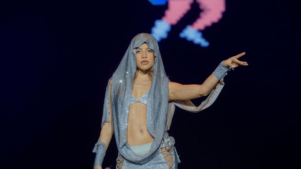 FOTOS Y VIDEO: Emilia Mernes celebró su Premio Gardel 2024 en su octavo Arena