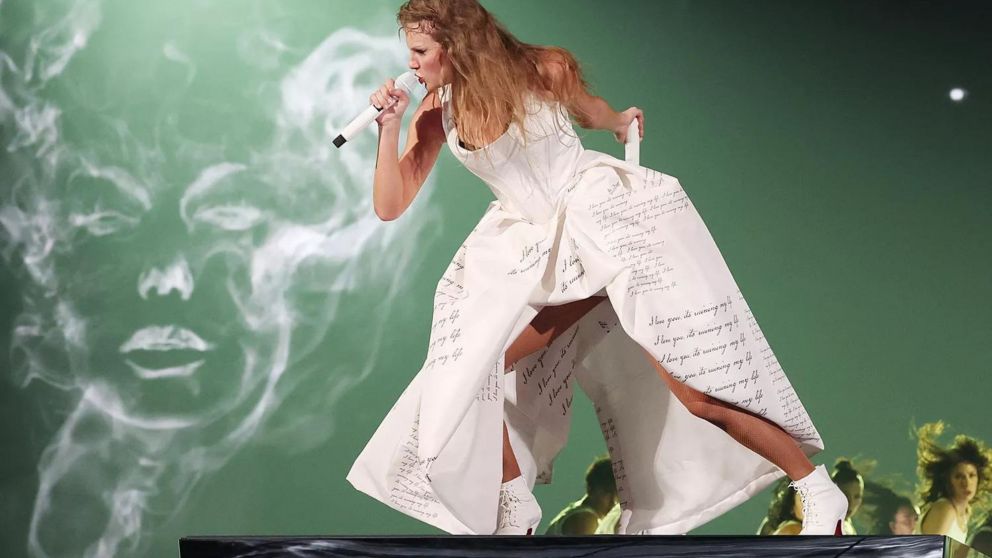 Taylor Swift durante su nuevo set "The Tortured Poets Department" en su gira europea.