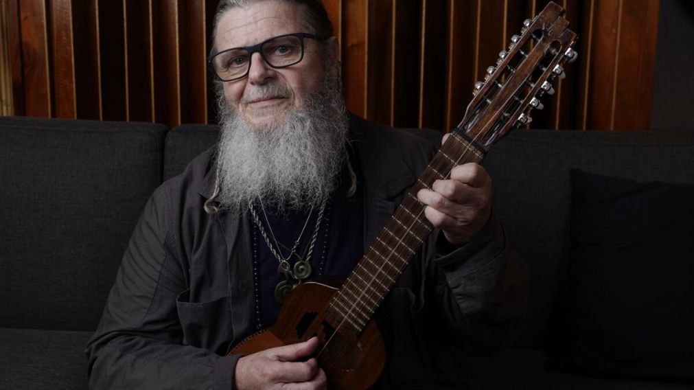 En el día de su cumpleaños acompañamos a Gustavo Santaolalla