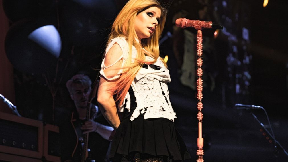 Avril Lavigne celebra 22 años de Complicated y anuncia un álbum de grandes éxitos