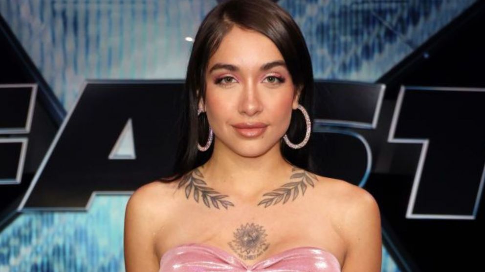 María Becerra con look picnte en Miami: escote neón, brillos y accesorios de lujo