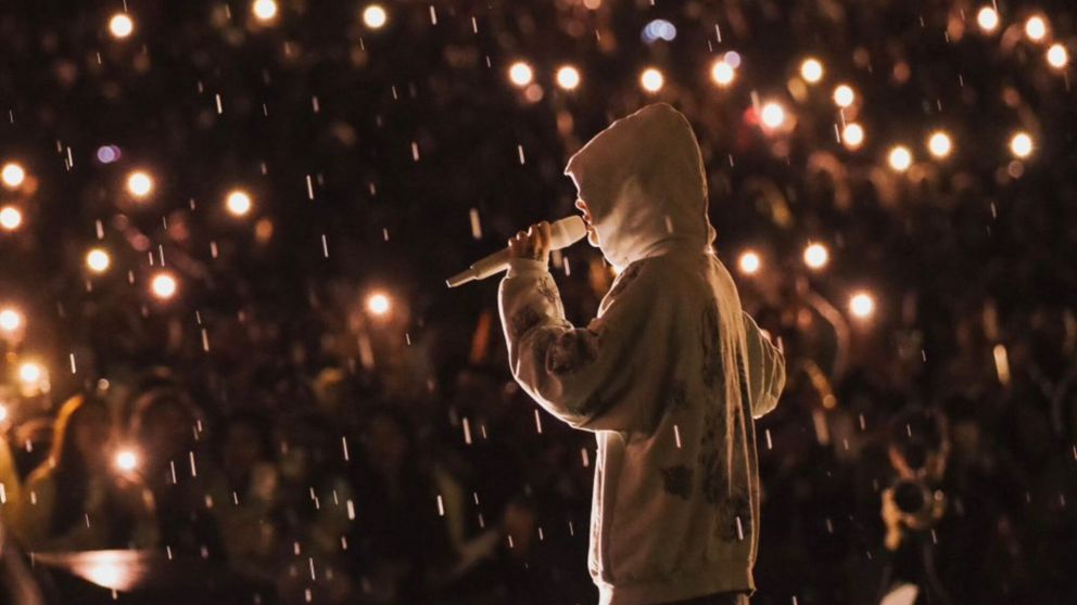 Tini Stoessel cant� bajo la lluvia antes de reprogramar su show