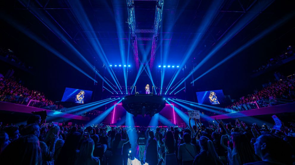 Emilia Mernes deslumbr� en su sexto show y anunci� el lanzamiento de un nuevo tema