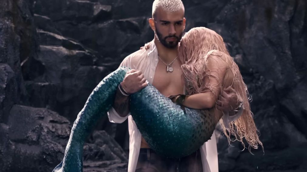 Manuel Turizo y Shakira en el videoclip de "Copa Vacía"