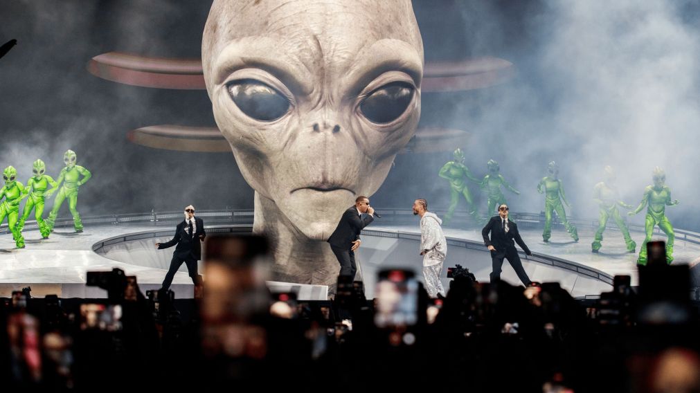 J Balvin se presentó en Coachella con un espectáculo "Fuera de este mundo" y con Will Smith de invitado