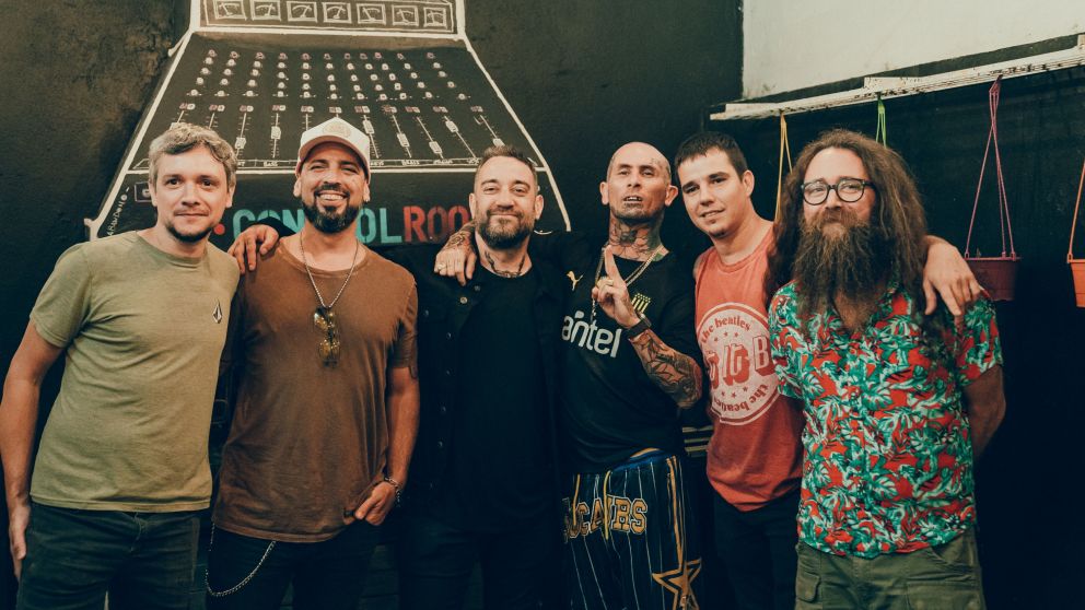 Las Pastillas del Abuelo y Ke Personajes presentan "Loco por volverla a ver"