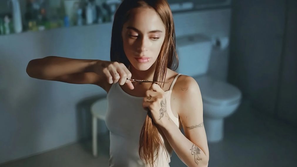 Tini anticipó parte de su nuevo material con un video desgarrador