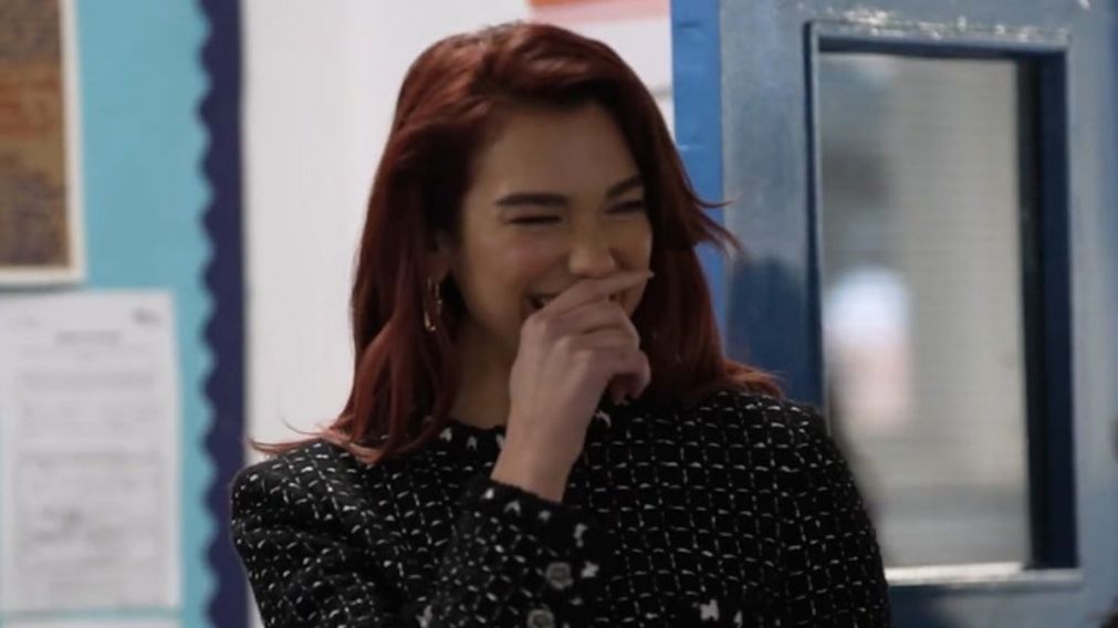 Dua Lipa sorprende a chicos de sexto a�o al regresar a su antigua escuela primaria