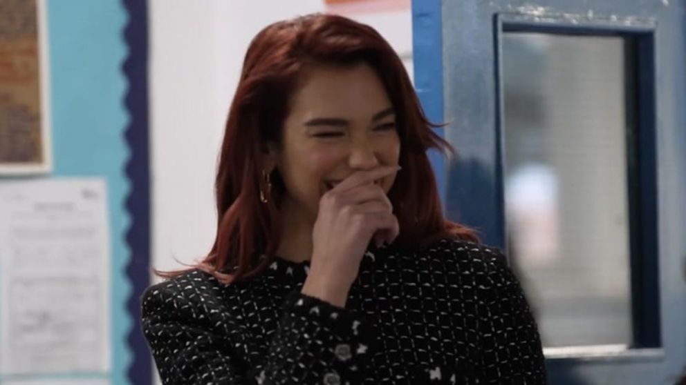Dua Lipa sorprende a chicos de sexto año al regresar a su antigua escuela primaria