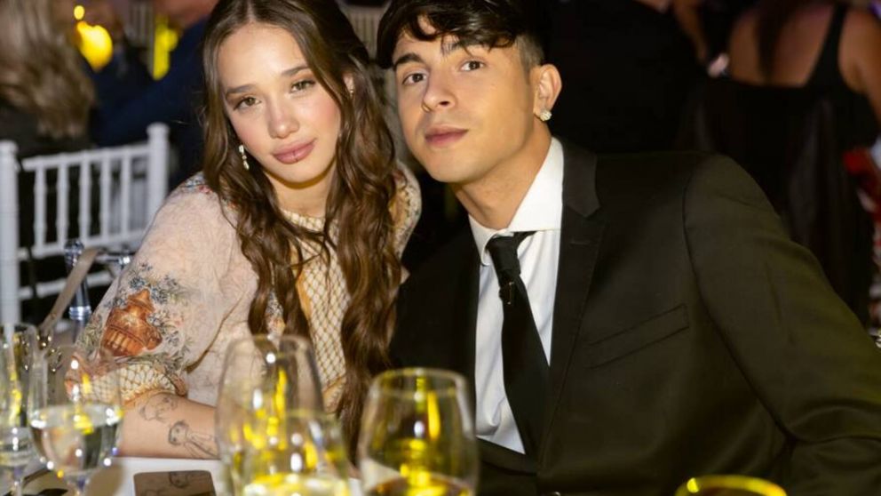 Ángela Torres y Rusherking estuvieron juntos en la gala de Luis Miguel y adelantaron su nuevo tema