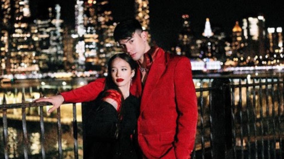 Tras la confirmación de romance, Ángela Torres y Rusherking presentaron su nueva canción: "Mitad"