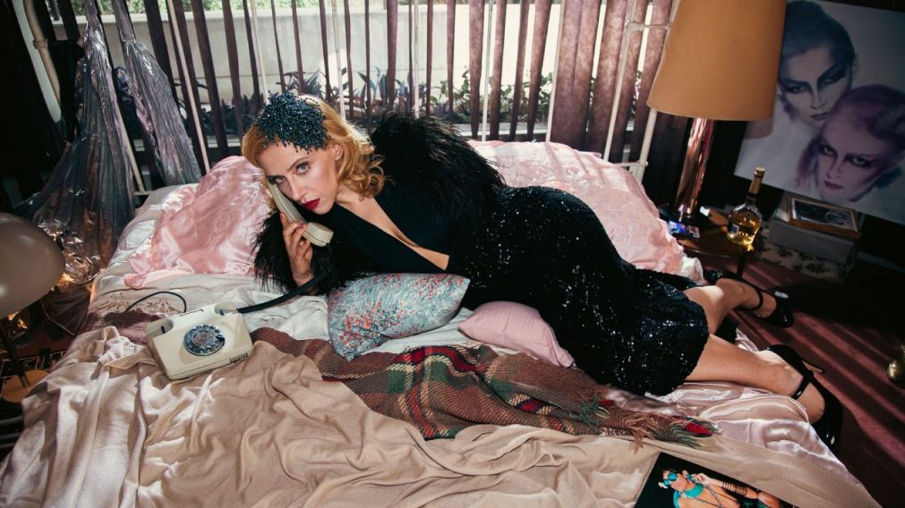 Juliana Gattas estrena su primer álbum "Maquillada en la cama"