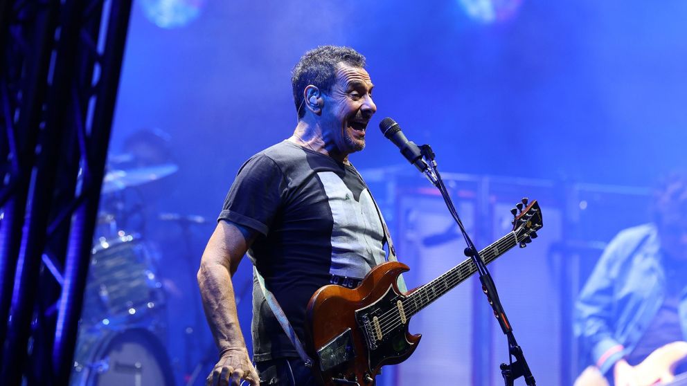 Ricardo Mollo se emociona al conectar con un chico durante el show de Divididos
