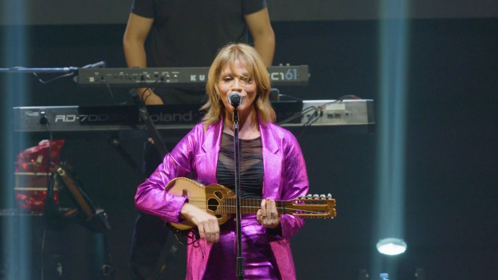 La cantante argentina festeja su cumpleaños con versiones en vivo de sus clásicos.