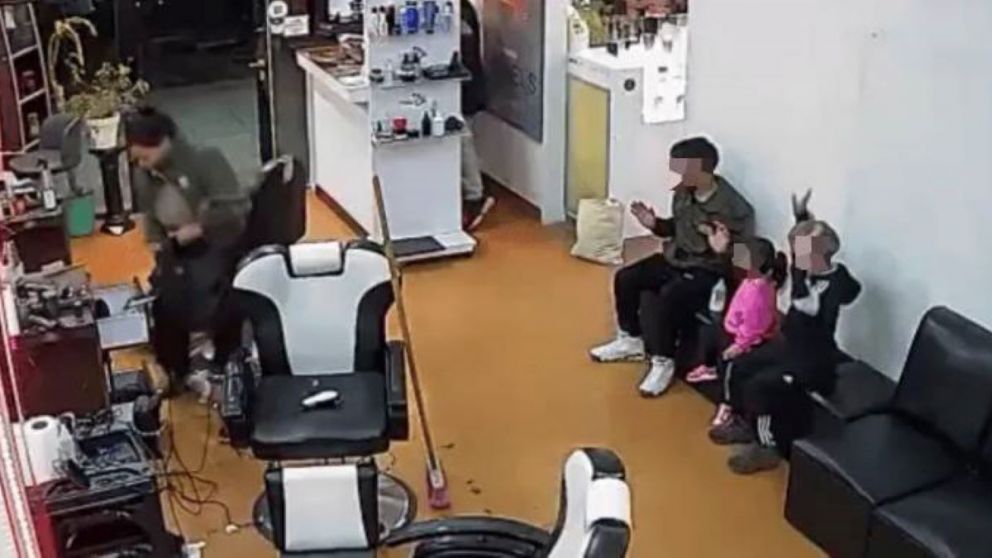 El violento asalto quedó filmado por una cámara de seguridad.