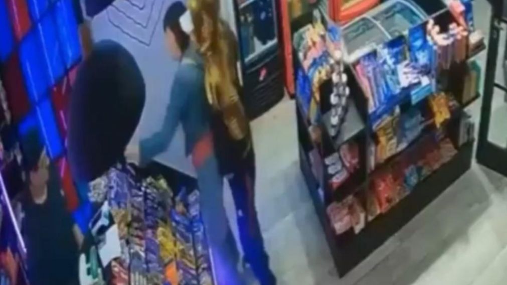 La secuencia quedó grabada por la cámara de seguridad del local.