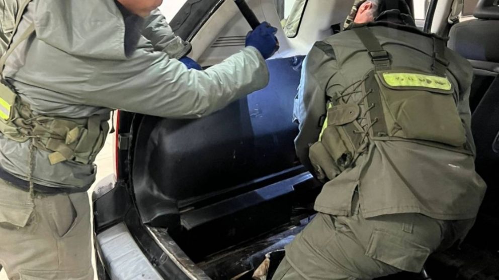 Llevaba 58 kilos de cocaína en un doble fondo del baúl