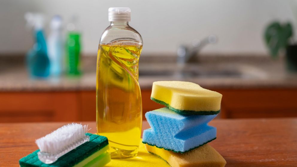 ¡Cuidado! ANMAT prohibió 35 productos de limpieza, entre ellos lavandinas, detergentes y desodorantes (Freepik).