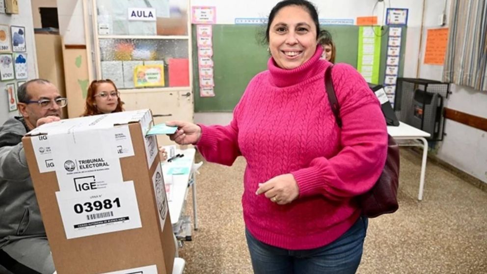 "Parece una interna del poder y no una elección para mejorar la vida de los vecinos": Paula Oliveto al emitir su voto