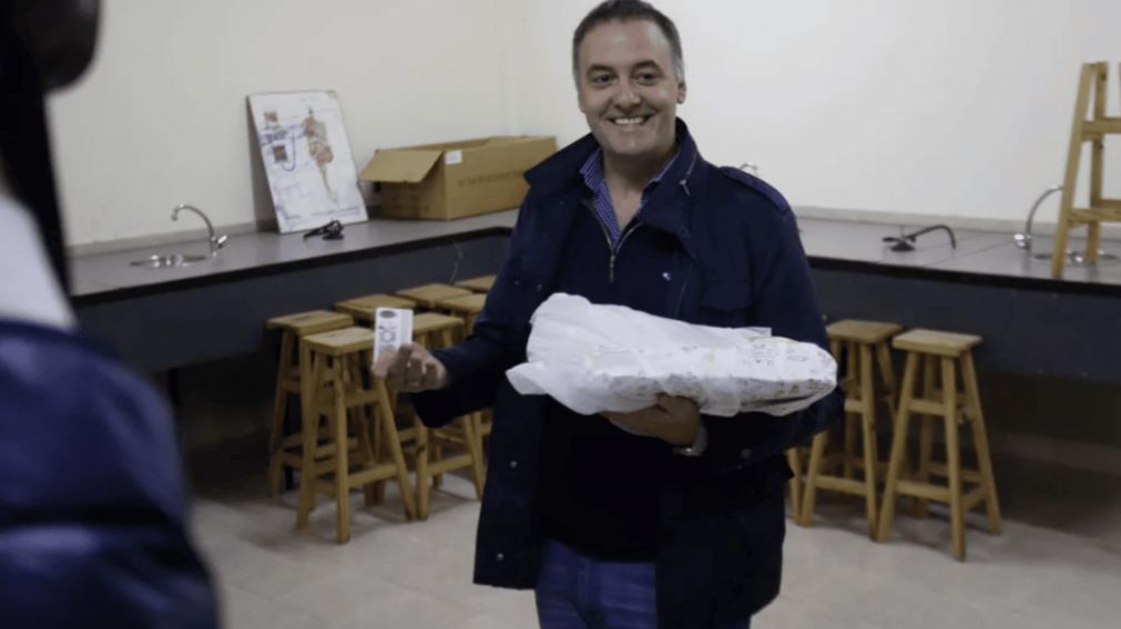 Manuel Adorni en la escuela en la que votó (Foto Noticias Argentinas).