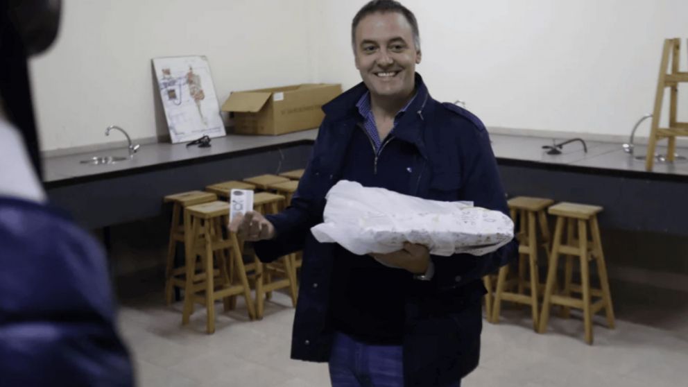 Manuel Adorni en la escuela en la que votó (Foto Noticias Argentinas).