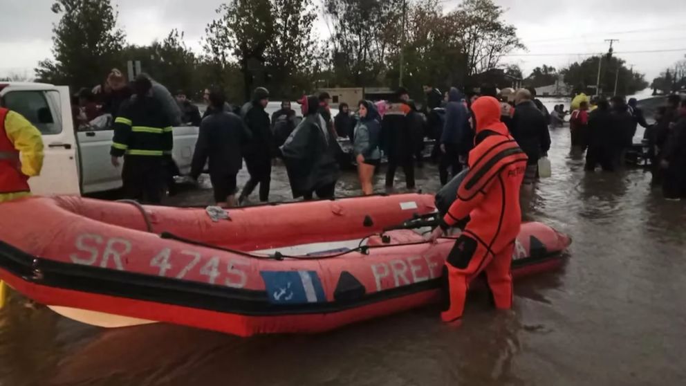 Las intensas lluvias en la provincia de Buenos Aires han provocado la evacuación de unas 2500 personas en las localidades de Zárate, Campana y San Antonio de Areco.