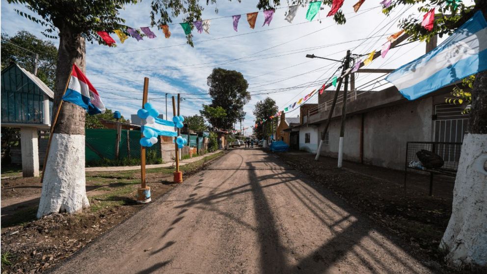 La intendenta, Mariel Fernández, inauguró nuevas cuadras de asfalto en el barrio La Porteña de Moreno Sur.