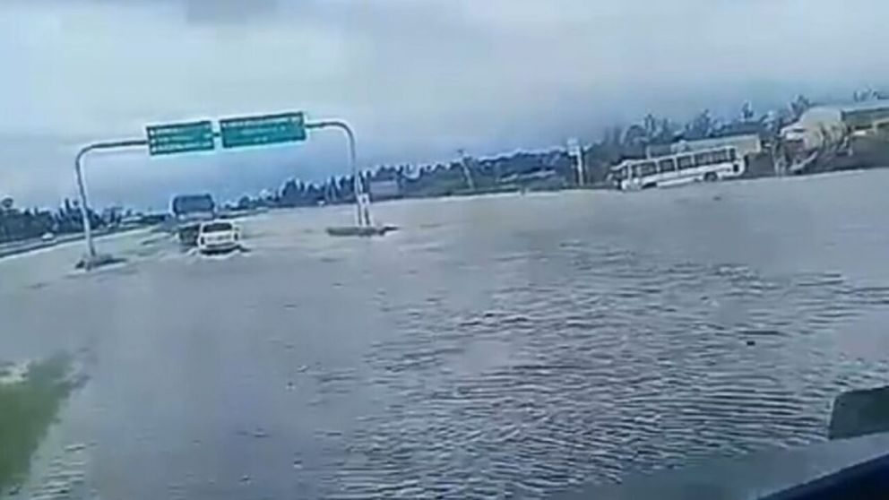 La ruta 9 casi imposible para el tránsito por el temporal (X).