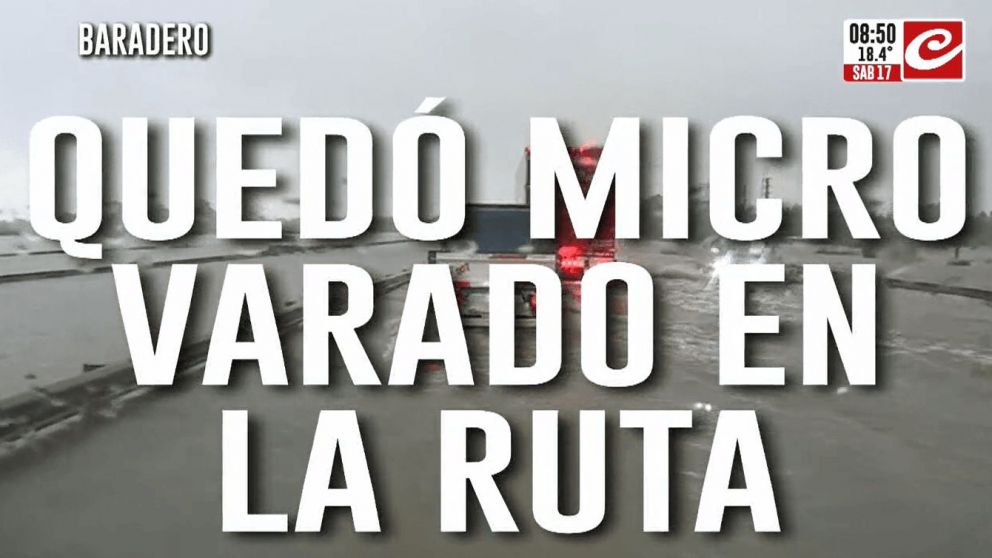 Un micro con 44 personas qued� varado sobre la Ruta 9 y crece la tensi�n: "Esto es un mar"