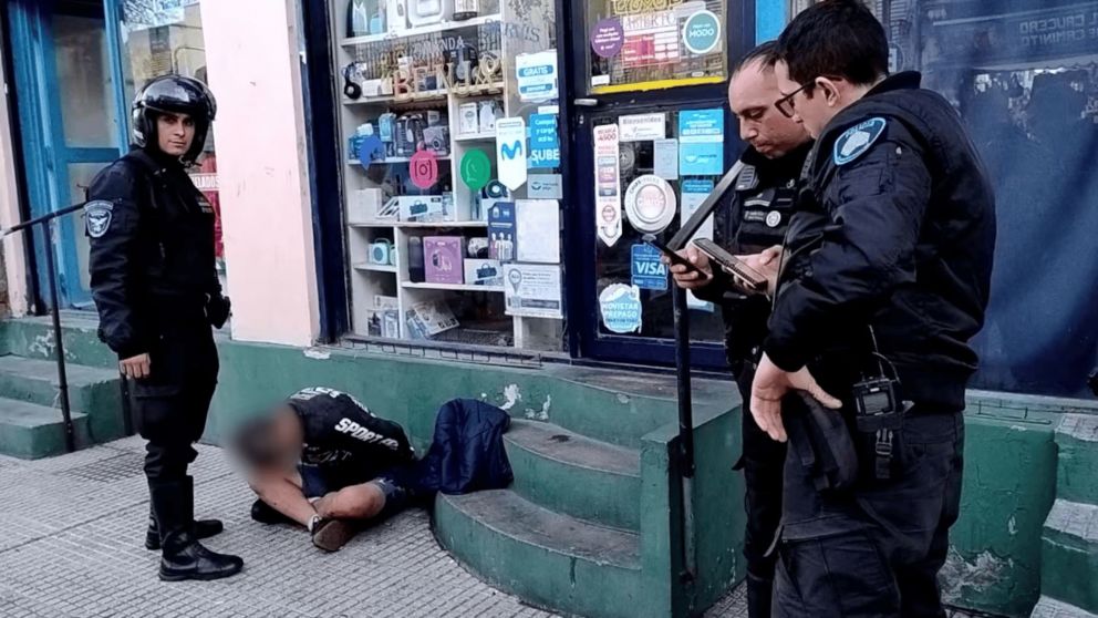 El hombre al quedar detenido acusado de intentar matar a su hermano.